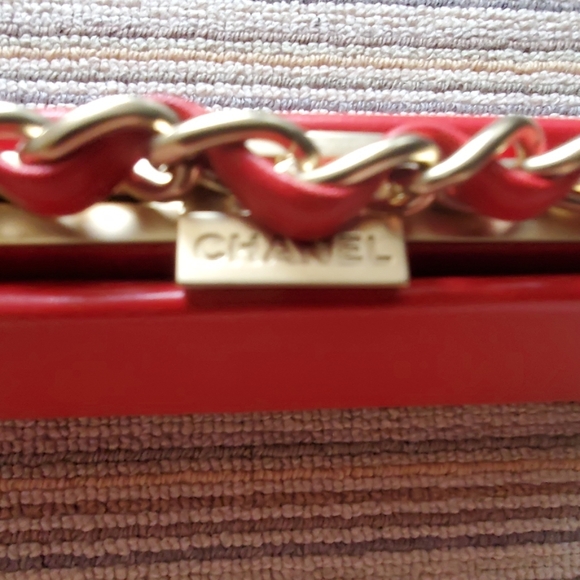 Red and gold detailing Chanel clutch - Picture 3 of 8
